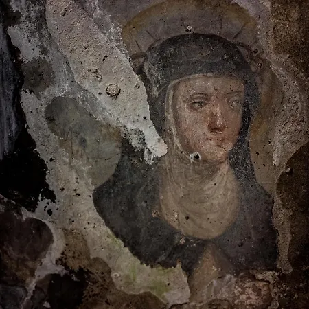 Art Nel Cuore Di نابولي